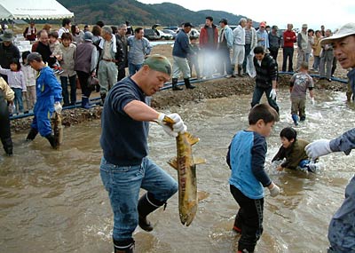 4日行われた五十嵐川漁業協同組合のサケ祭り