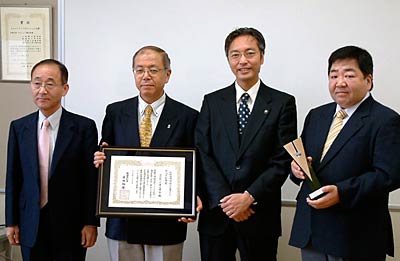 日経地域情報化大賞2007の新潟県知事賞を受賞した三条工業会のプレス発表会で左から涌井専務理事、兼古理事長、国定市長、成田副理事長