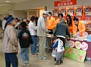 人の切れ目のない抽選会場