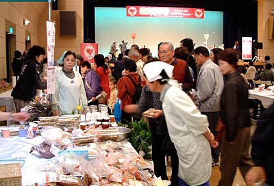 11日、初めて燕市吉田産業会館を会場に開かれた県央広域市町村県協議会はの「きらめく越後 I LOVE県央2007~県央まつり~」