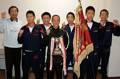 第17回新潟県中学校駅伝競走大会男子で初優勝した分水中陸上部の顧問・監督の田中教諭と選手