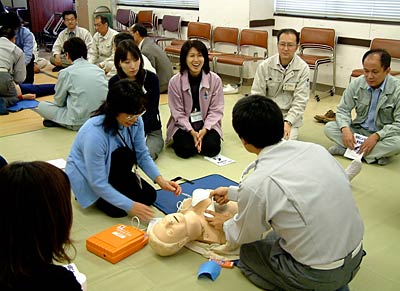 14日、三条地域振興局で開かれた普通救命講習会