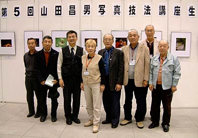 会場で発表会を運営する講座生ら