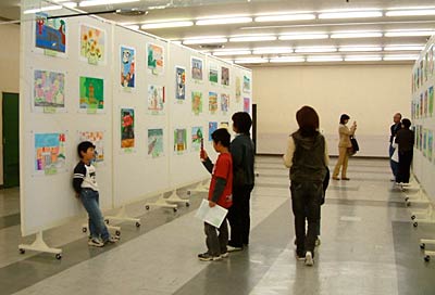 17、18の2日間、三条市体育文化センターで開かれた第25回ふるさと絵画コンクールの展示会