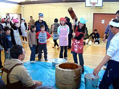三条市立上林小学校で行われた「地域ふれあいもちつき交流会」