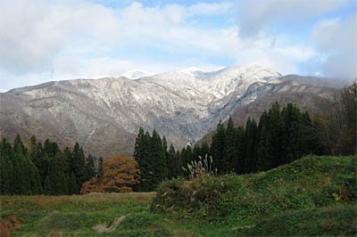 「しただブログ」に掲載されたふもと近くまで白く雪がかぶった粟ヶ岳の写真はまるで絵画のよう