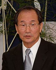 あいさつする杉野理事長