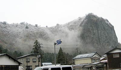 21日、「しただブログ」に掲載された雪化粧の八木ヶ鼻