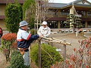 燕西小の冬囲い作業
