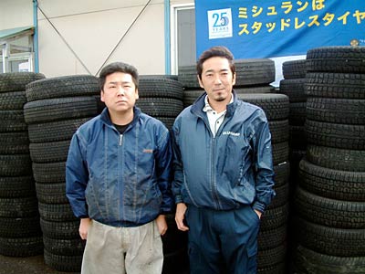 エンバイロメント・クリーンの栗山さん(右)とスタッフ