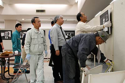 23、24の2日間、燕市総合文化センターで開かれる捧武写真集出版記念写真展「大倉修吾を撮る」を前に22日行われた展示作業