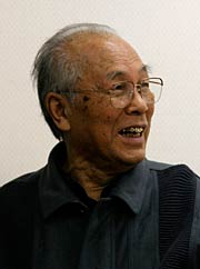 展示作業を行う捧さん