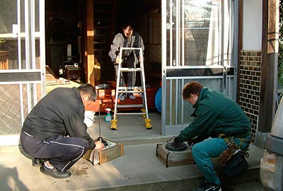 24日、三条市下田地区のひとり暮らし老人22世帯を訪問し、漏電検査や照明器具の清掃を行う新潟県電気工事組合三条支部青年部会