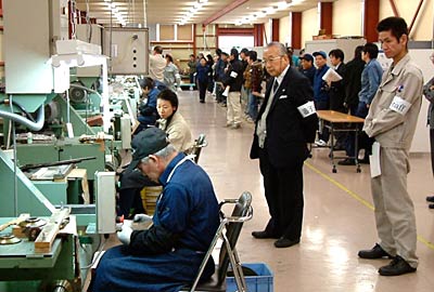 24日、燕市磨き屋一番館で開かれた第12回金属研磨仕上げ技能競技会