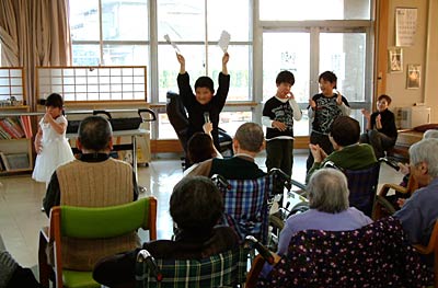 単独通所介護事業所「つばめ第2デイサービスセンター」を慰問した子どもたち