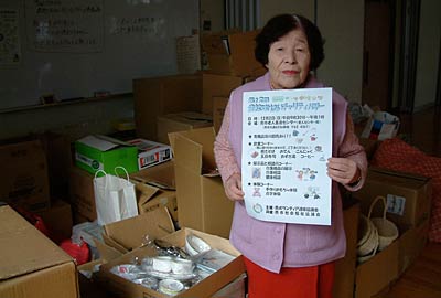 燕ボランティア連絡協議会の竹野会長と、チャリティーバザーで販売する企業などから寄せられた遊休品