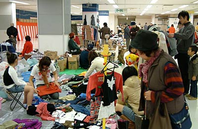 昨年12月の三条よってけ祭りのフリーマーケットのようす