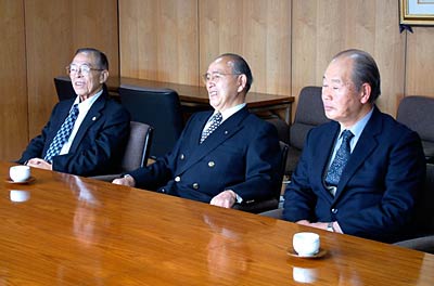 燕市総合計画(案)を燕市長に答申した各地区地域審議会会長、左から燕地区の酒井会長、吉田地区の長谷川会長、分水地区の桜井会長