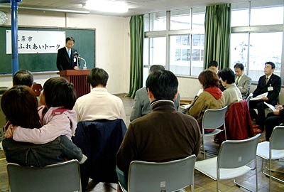 国定三条市長の2巡目「ふれあいトーク」の皮切り、1日に第三中学校区を対象に裏館小学校での開催