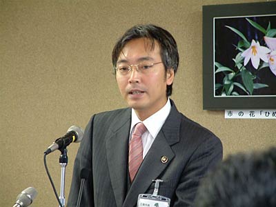 3日、臨時記者会見を行う国定三条市長