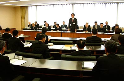 3日、三条市で開かれた12月定例会の提出議案概要説明会