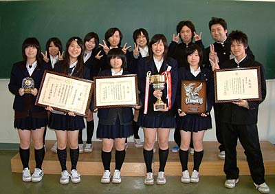 平成19年度第15回全国高等学校生徒商業研究発表大会で県内から初の優秀賞、それもトップの成績で受賞した三条商業高校商業クラブのメンバー