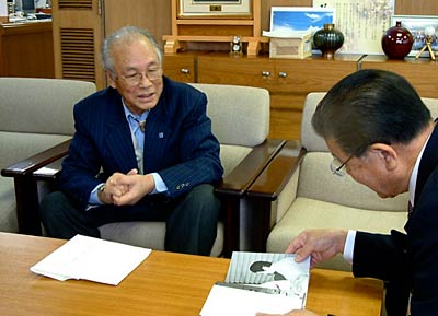 燕市に写真集と文化講演会のチャリティーに寄せられた4.5万円を寄付した捧さん(左)と小林燕市長(右)