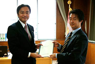 三条市役所で国定市長(左)に「-私たちのまち-県央のビジョン」を手渡す燕青年会議所の小林理事長(右)