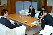 国定市長に県央のビジョンを説明する小林理事長ら