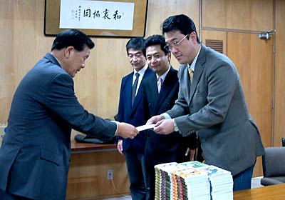 燕市に書籍を寄付する燕三条青年会議所シニアクラブ、右から相田会長、栗山次年度会長、矢代副会長、そして小林燕市長