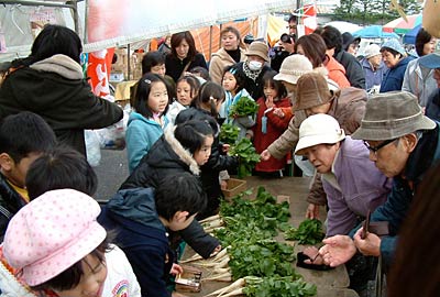 三条・四日町市場で自分たちで栽培した野菜を売る条南小2年生