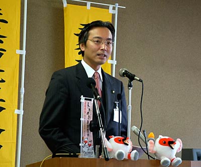 11日、定例記者会見を行う国定三条市長