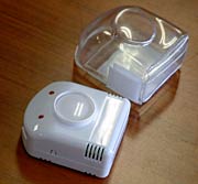 地域児童見守りシステムモデル事業で大崎小の希望した児童が携帯するICタグを内蔵した装置