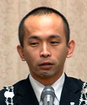 あいさつする丸山次年度理事長