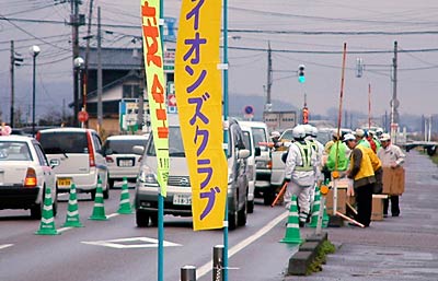18日、三条市東本成寺地内で年末県下一斉飲酒運転防止キャンペーンを行うライオンズクラブ国際協会333-A地区