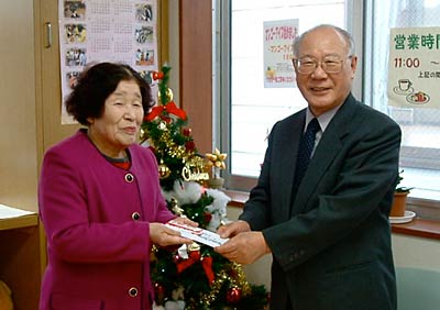 第12回歳末たすけあいチャリティバザーの収益32万円近くを県共同募金会燕支会会長の青柳燕市社会福祉協議会会長(右)に手渡す燕ボランティア協議会の竹野会長