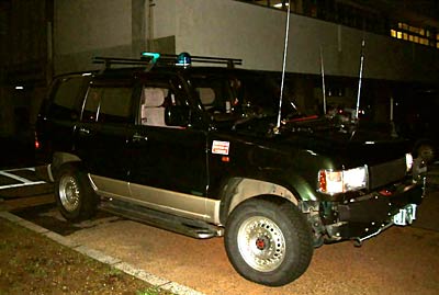 新潟レスキューバイク隊県央隊の自主防犯パトロールに使う青色回転灯を装備した岡部代表の車