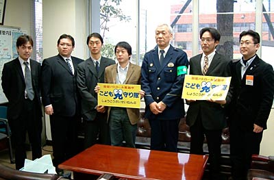 全国統一防犯活動を開始するのを前に斎藤三条署長を表敬訪問した栄、下田の両商工会議所青年部員