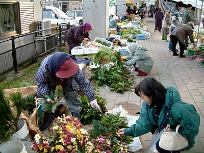 22日開かれた二・七の定期市でマツ飾りを売る露店商