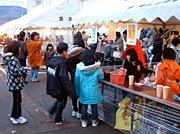 にぎわう模擬店