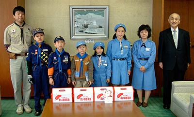 加茂市役所へ寄付に訪れて記念撮影するボーイスカウト加茂第1団とガールスカウト新潟第30団