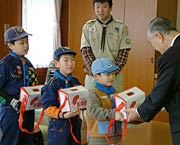 街頭募金で集まった善意を手渡すボーイスカウト加茂第1団