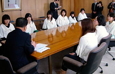 小林燕市長を表敬訪問した燕市のローカルアイドルユニット「Be-Con」