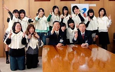 小林市長、中野副市長と一緒に「ピース!」で記念撮影