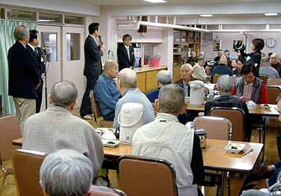 角利産業が寄付に訪れた県央寮で管理者としてあいさつする国定市長