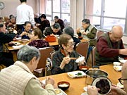 さっそく寄付してもらったもちを味わう県央寮のお年寄り