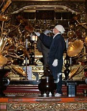 須弥壇のほこりを払う山内住職ら
