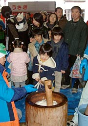 子どもたちも、もちつきに挑戦