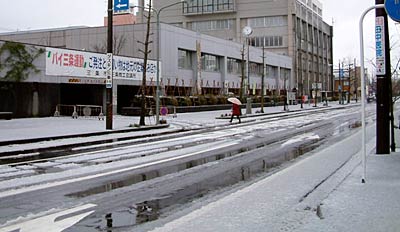 雪がシャーベット状になった三条市役所前通り