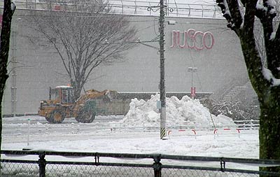 31日、三条市・ジャスコ三条店の駐車場で行われていた除雪作業
